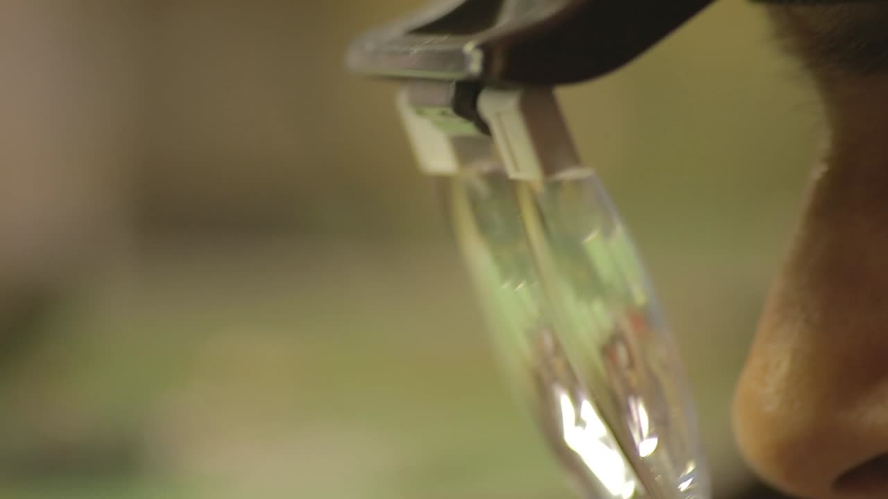 orfebre italiano en el trabajo construyendo un compromiso o un anillo de bodas