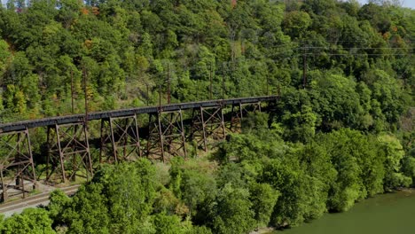 puente de caballete abandonado cerca del río susquehanna aéreo en el bosque
