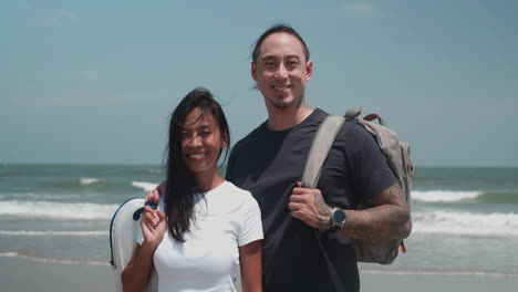 pareja de pie en la playa