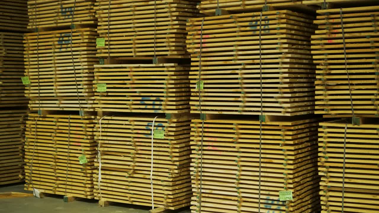 Tumpukan Besar Papan Kayu di Gudang Kayu