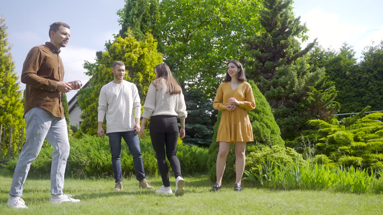 화창한 날 공원에서 페탕크 공을 던지는 백인 젊은 여성의 먼 전망