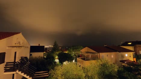 Croacia,-Kornić,-Dramático-Video-De-Timelapse-Tormentoso-Con-Relámpagos-Y-Luz-De-Luna