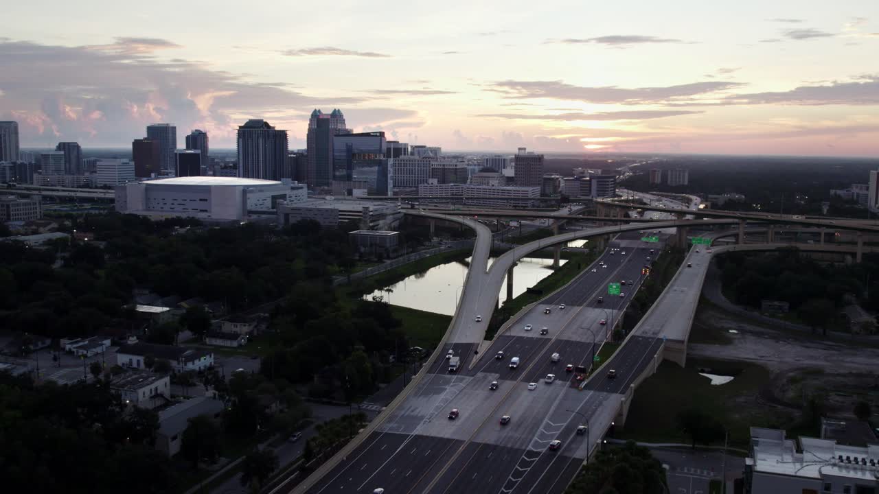 Inquadratura da drone ravvicinata del centro di Orlando all'alba, sorvolando la SR-408.