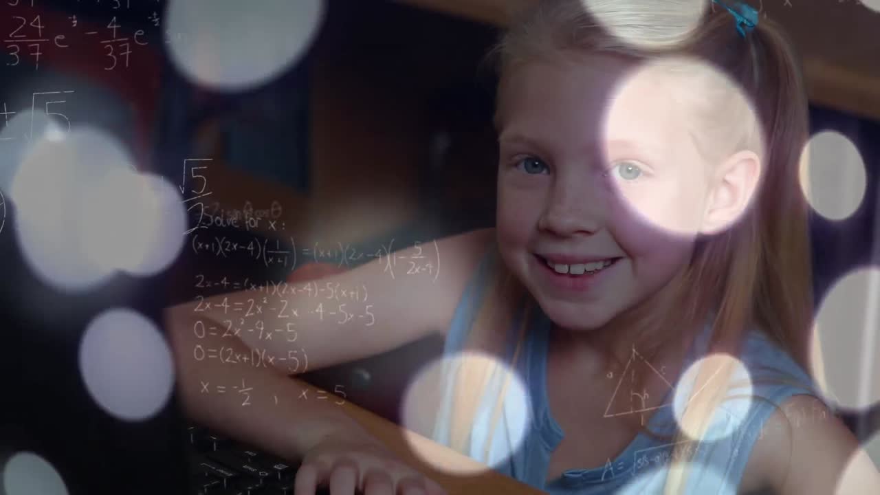 점과 수학 공식의 애니메이션을 컴퓨터를 사용하는 행복한 백인 소녀