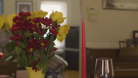 Sartén-A-La-Izquierda-Para-Ramo-De-Flores-Con-Vino-Y-Velas