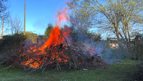 en un prado arde una gran fogata