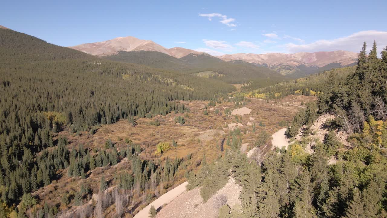 在岩石山脊周圍的空中飛行