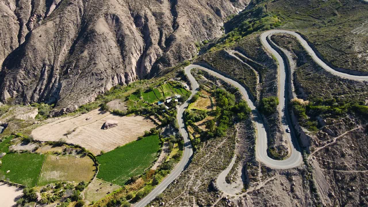하늘에서 찍은 추키밤바 지구의 푸른 들판과 산이 있는 구불구불한 도로