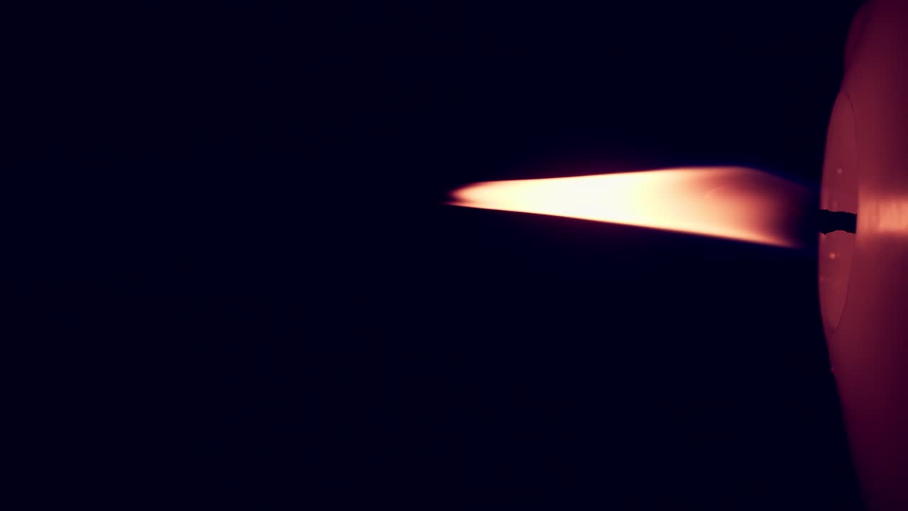 rotación vertical de las luces de llama de una sola vela amarilla grande aisladas en un fondo negro