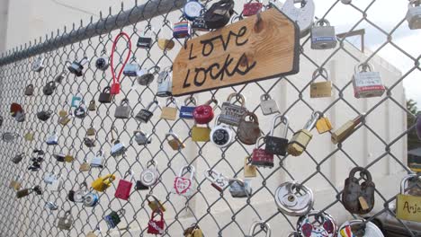 Cerca-De-Candados-De-Amor-En-Prescott,-Arizona,-En-Una-Valla-De-Tela-Metálica