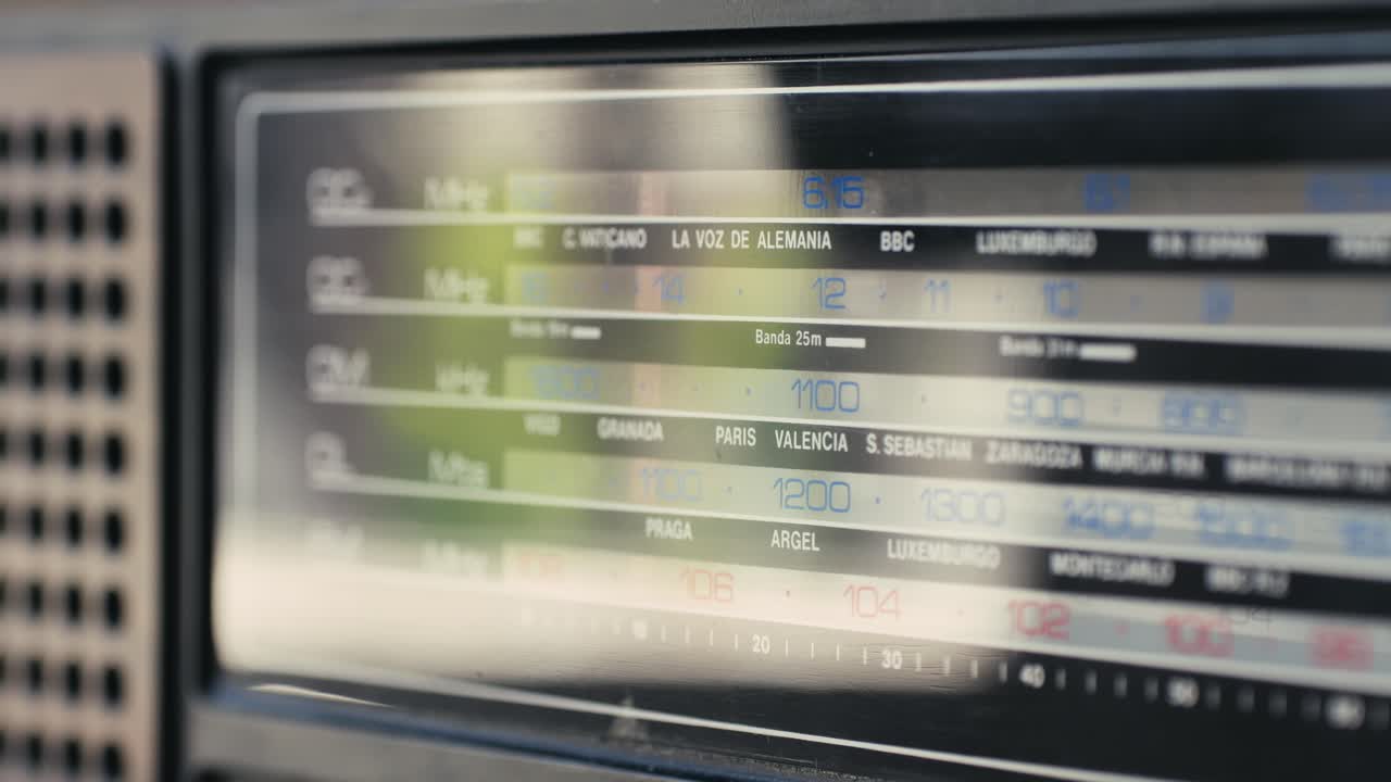 Vintage AM/FM Radio Display