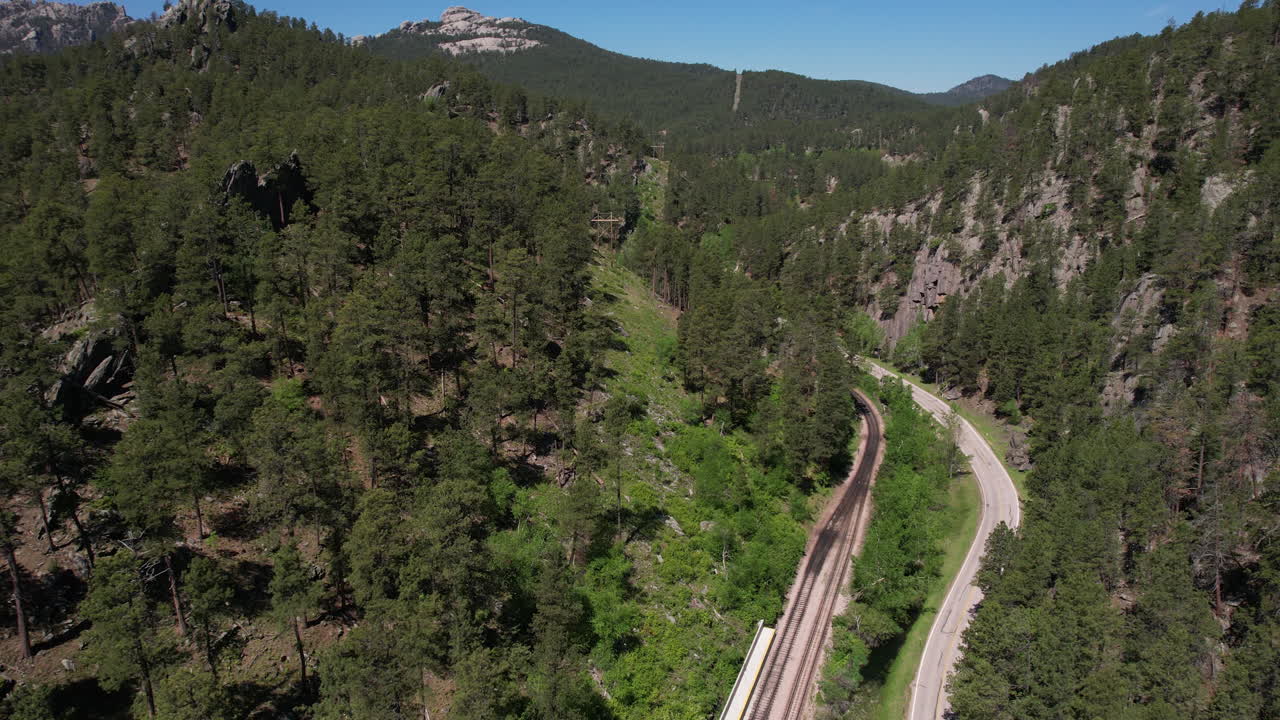 vista aérea del histórico ferrocarril de black hills cerca de keystone, dakota del sur, ee.uu. en un día soleado de verano
