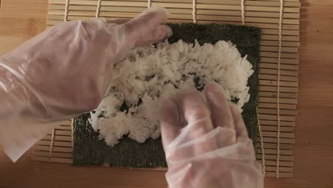 un chef preparando rollos de sushi en la cocina