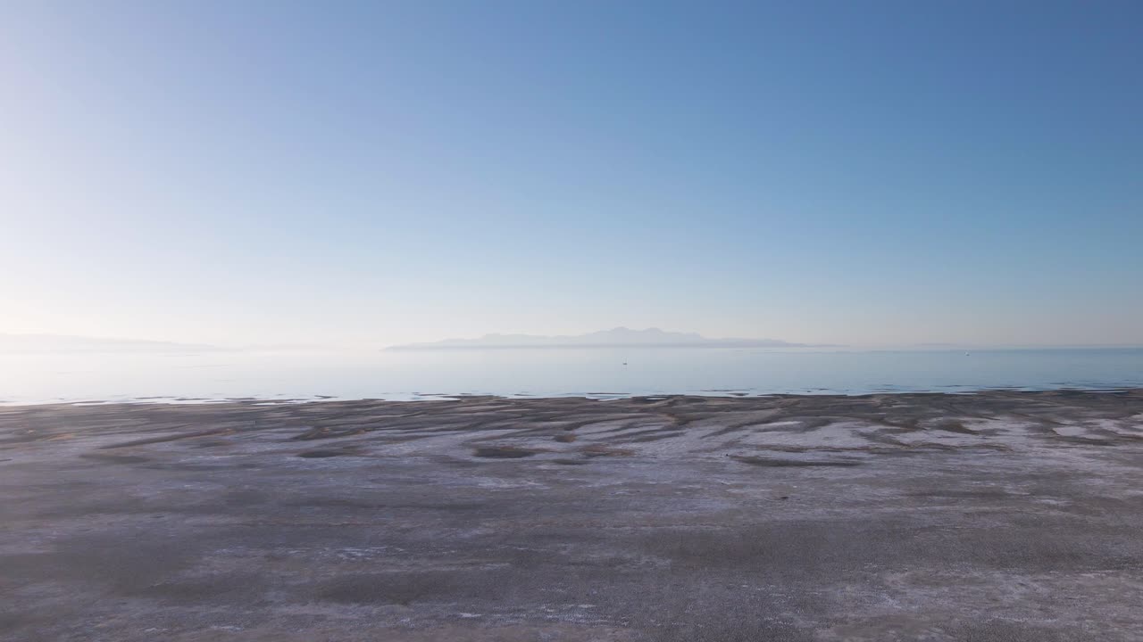 cielo azul sobre el gran lago salado junto a la orilla arenosa en verano en utah, estados unidos