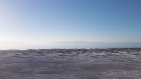 Blue-Sky-Over-Great-Salt-Lake-By-The-Sandy-Shore-In-Summer-In-Utah,-USA