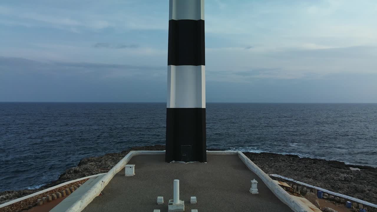 Leuchtturm Artrutx entlang der Küste Spaniens