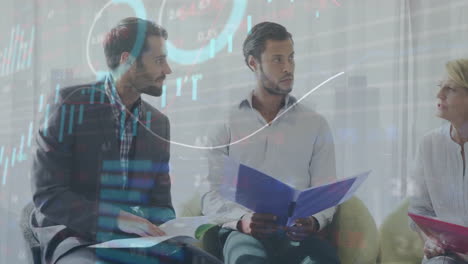 animación de barras de carga, gráficos y tablero de negociación sobre diversos compañeros de trabajo discutiendo informes