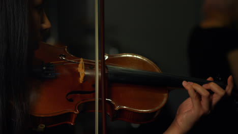 mujer tocando un violín