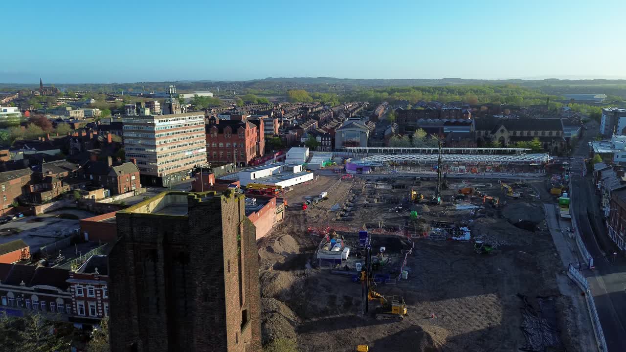 Luchtfoto achter de stadskerk, met uitzicht op de vernieuwing van een bouwplaats voor herontwikkelingsinfrastructuur.