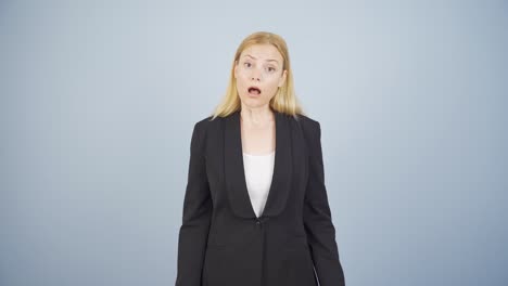 mujer de negocios mirando a la cámara con asombro.
