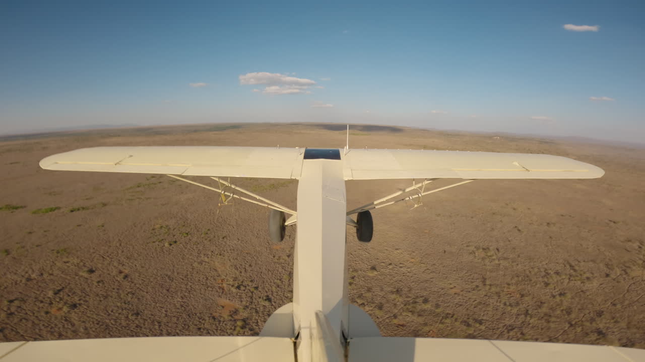 Aereo da bushcraft in volo sopra la savana secca
