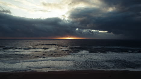 Sonnenuntergang-Nach-Einem-Sturm-Auf-Dem-Meer-In-Piscinas,-Sardinien