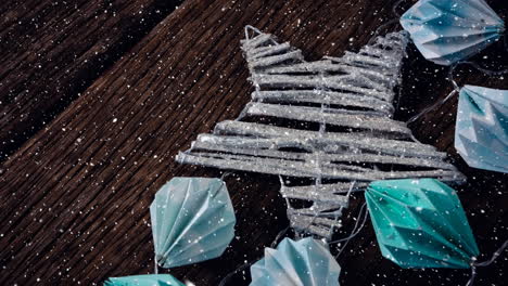nieve cayendo con decoraciones de navidad