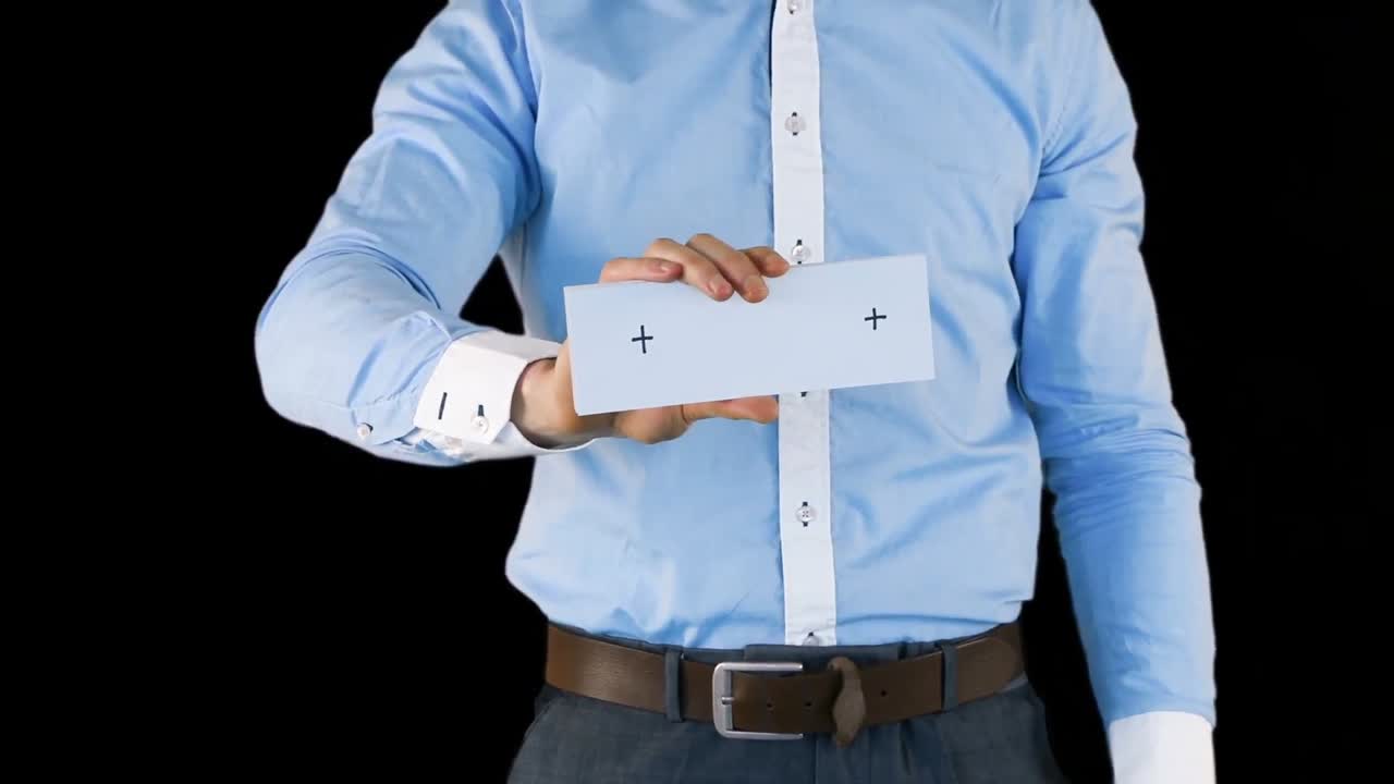 sección media de un elegante hombre sonriente dejando caer la tarjeta