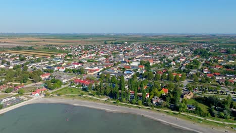 paisaje urbano en la orilla del lago neusiedl en austria