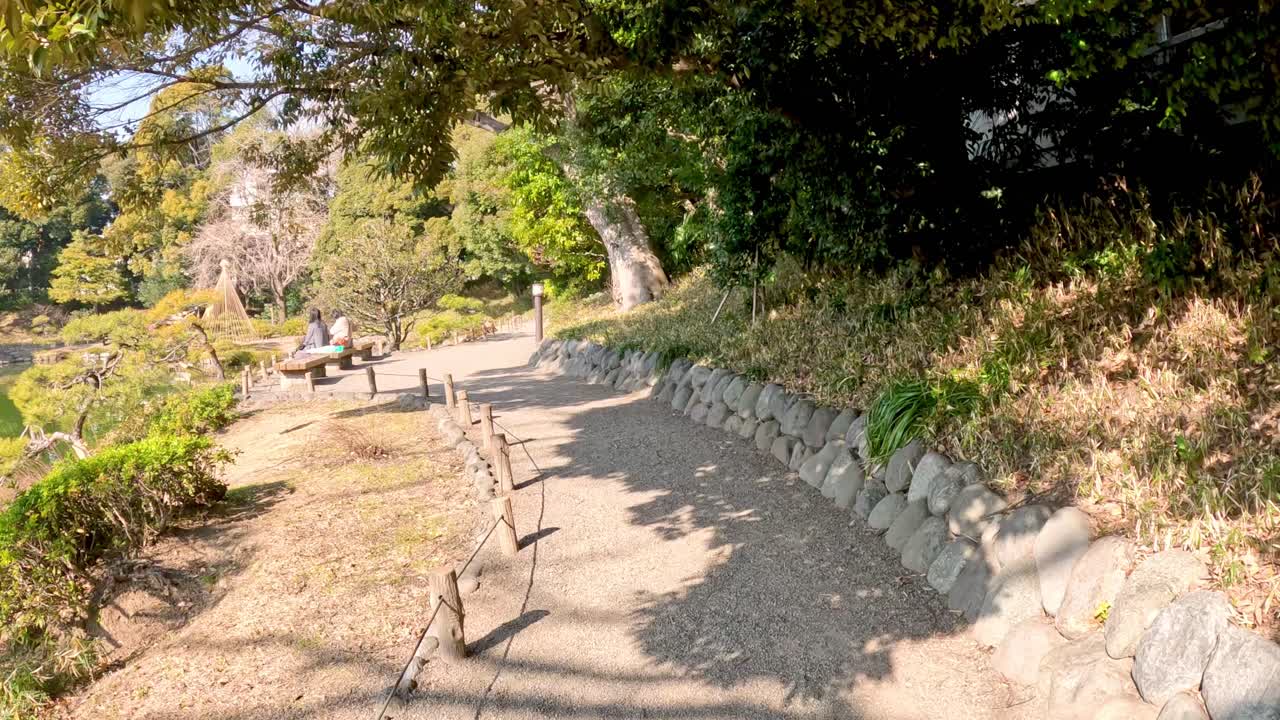 연못 에 있는 공원 길 을 따라 평화 로운 산책