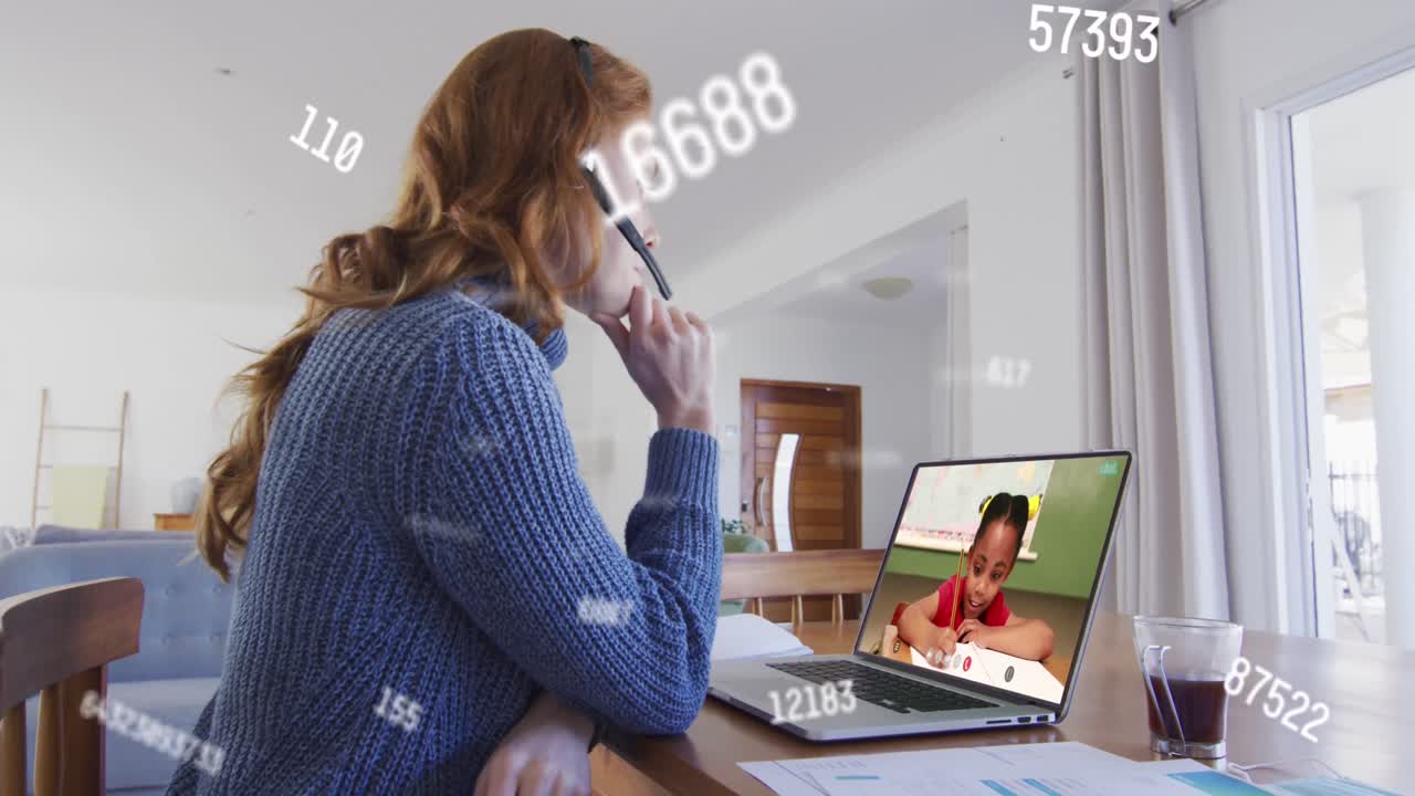 animación de procesamiento de datos sobre mujer caucásica trabajando desde casa, haciendo una videollamada