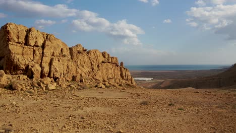 vuelo aéreo sobre la formación rocosa en el desierto de israel en un día soleado