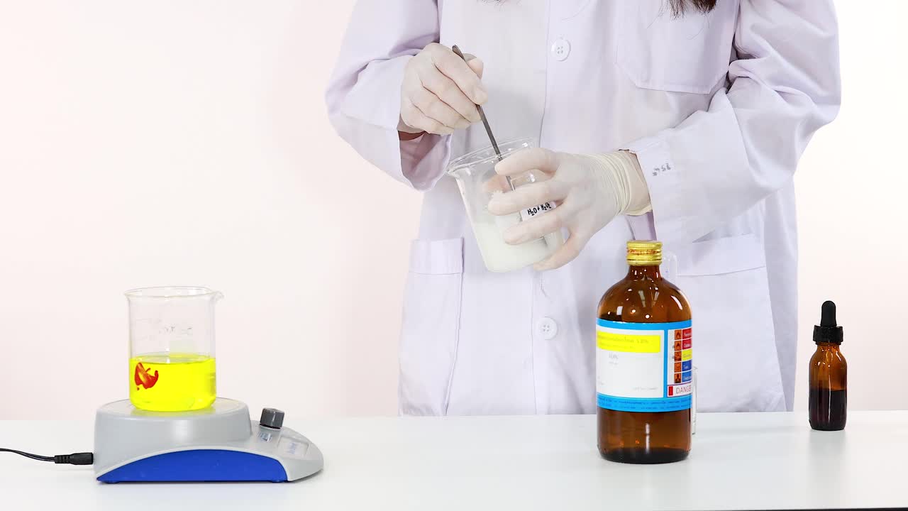 científico agitando productos químicos que demuestran el experimento de reacción de reloj de yodo