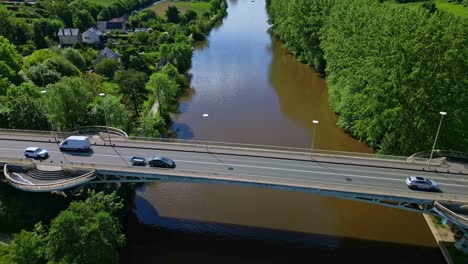 Puente-Pont-De-Pritz-Sobre-El-Río-Mayenne,-Frontera-Entre-Laval-Y-Change,-Francia