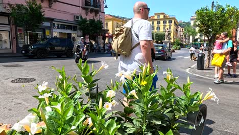 people walking and cars passing in sorrento