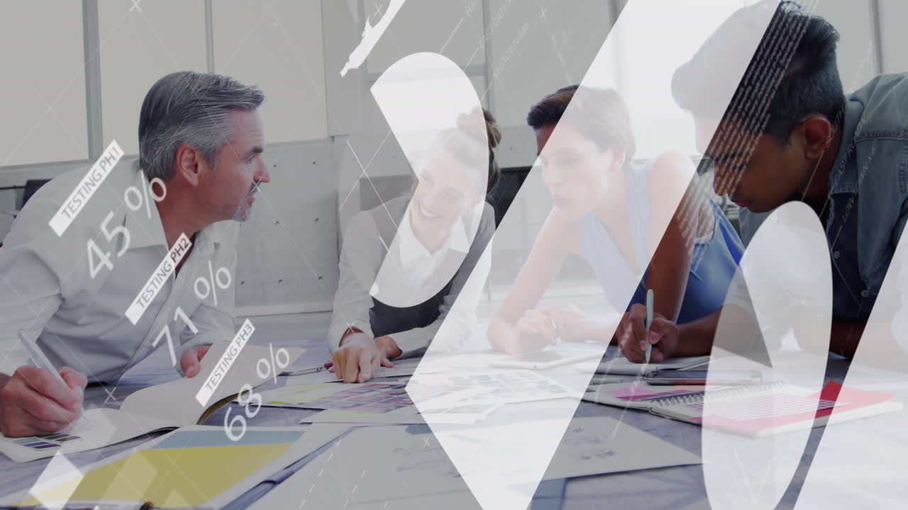 사무실에서 계획을 논의하는 다양한 동료들에 대한 통계 데이터 처리의 애니메이션