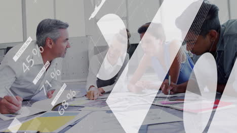 animación del procesamiento de datos estadísticos sobre diversos colegas discutiendo un plan en la oficina
