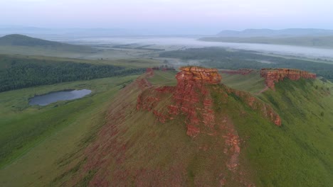 montaña roja y valle de niebla