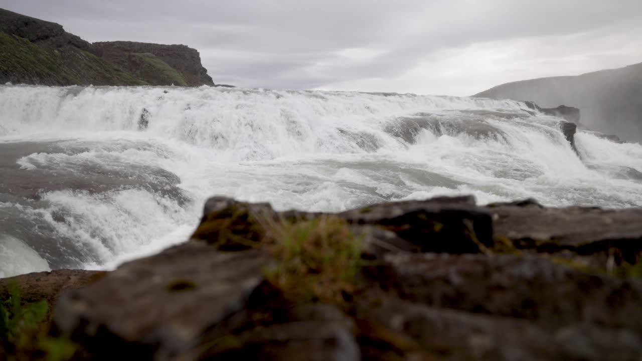 guffoss cae en islandia con rocas con video cardán en cámara lenta