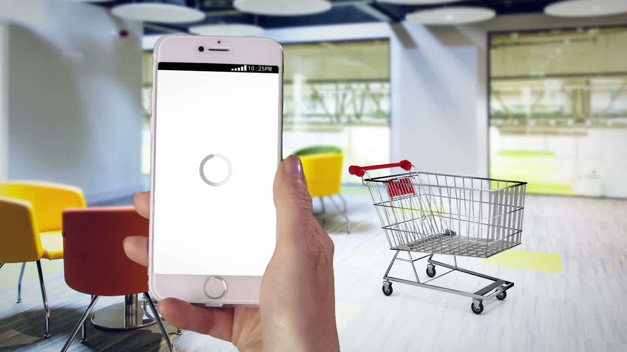 mujer comprando en línea en su teléfono