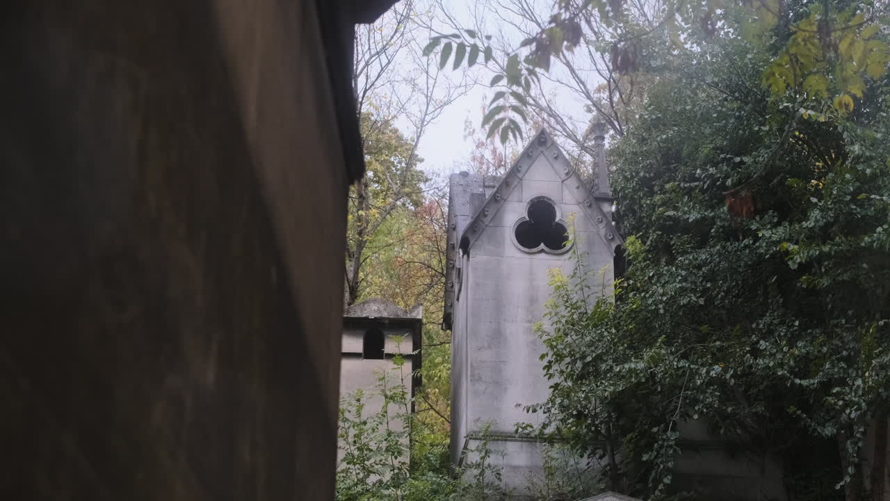 pere lachaise 공동묘지의 나무가 우거진 부분에 있는 아름다운 흰색 가족 금고의 측면 추적