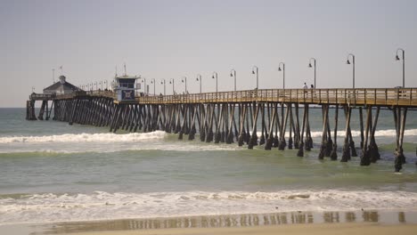 Imperial-Beach-Pier-In-Südkalifornien-Mit-Wellen-An-Einem-Sonnigen-Tag