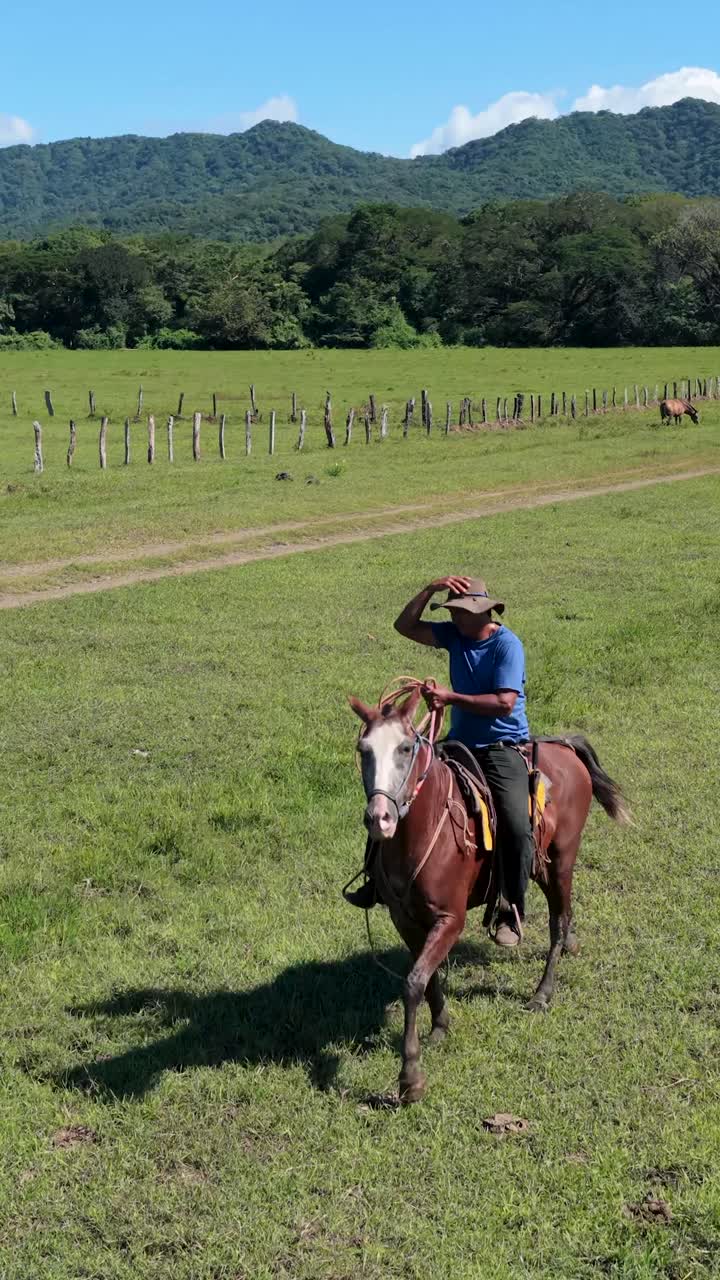 Hombre cabalgando en un pintoresco paisaje rural