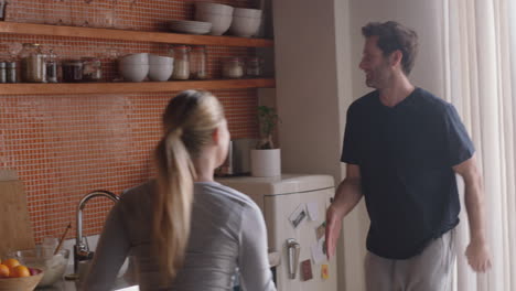 pareja joven feliz bailando en casa disfrutando de un baile divertido juntos divirtiéndose celebrando la relación el fin de semana