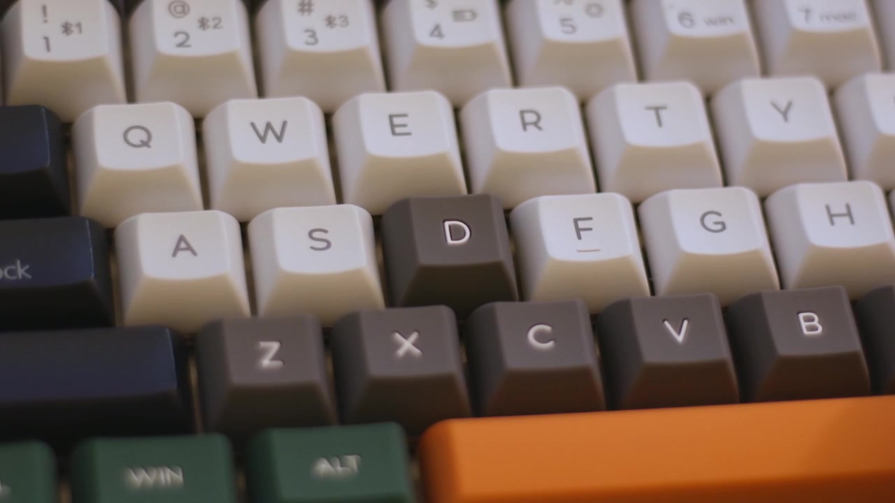Montering af silikone-tastaturhætte på mekanisk tastatur