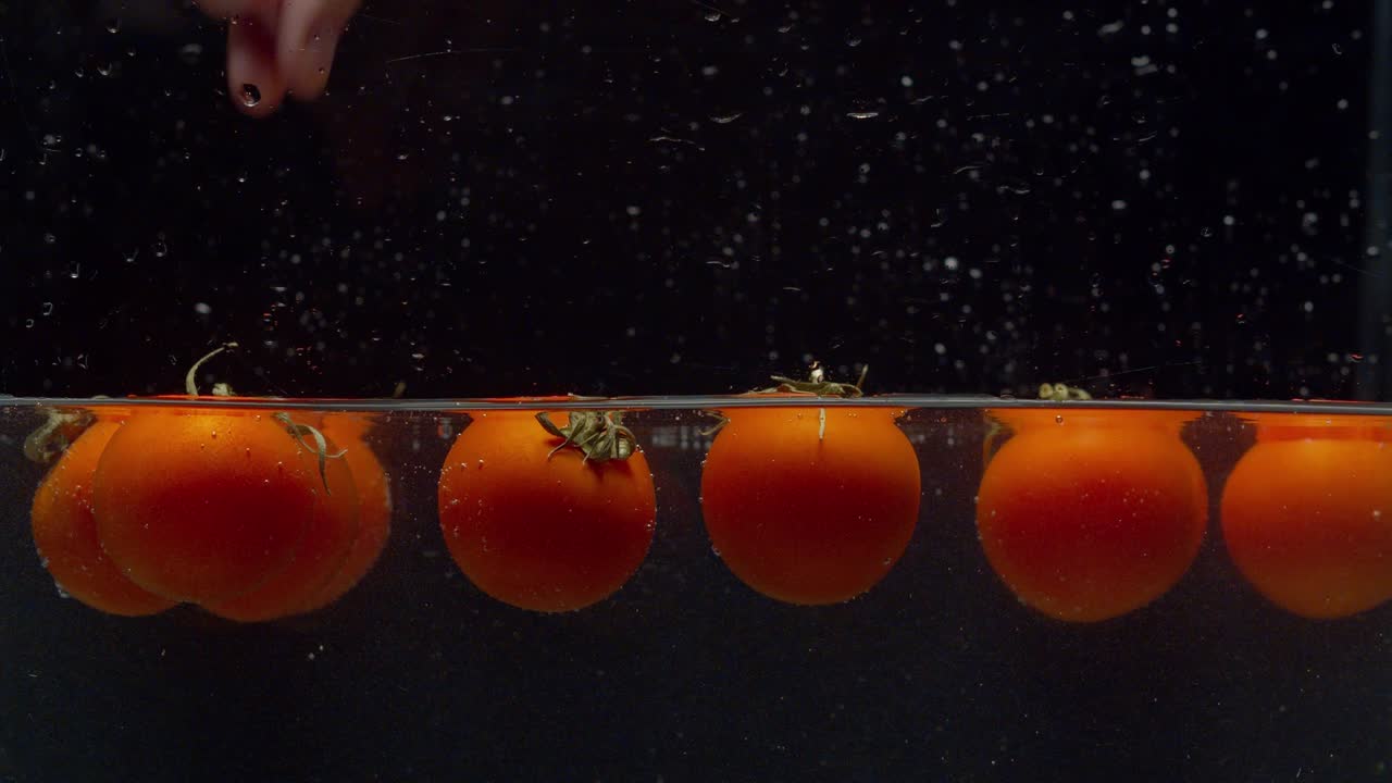 손으로 토마토를 물 밖으로 꺼내는 것