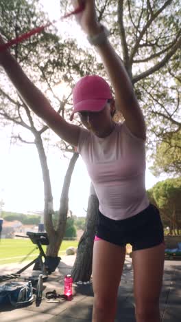 mujer haciendo ejercicio con banda de resistencia al aire libre
