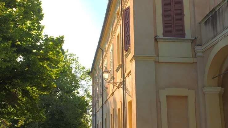 Abbazia di Santa Maria del Monte a Cesena, in Italia settentrionale, dove il papa una volta tenne un discorso da questa finestra laterale - ripresa in tilt-up.
