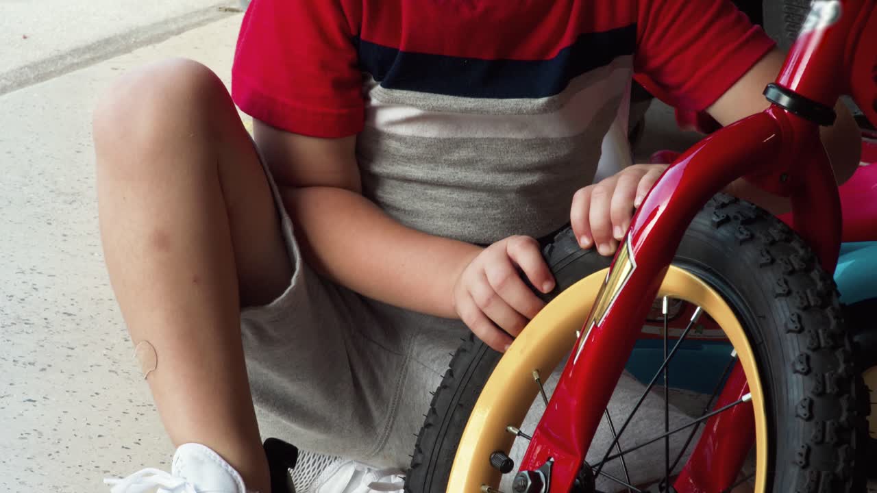 joven con neumático de bicicleta desinflado