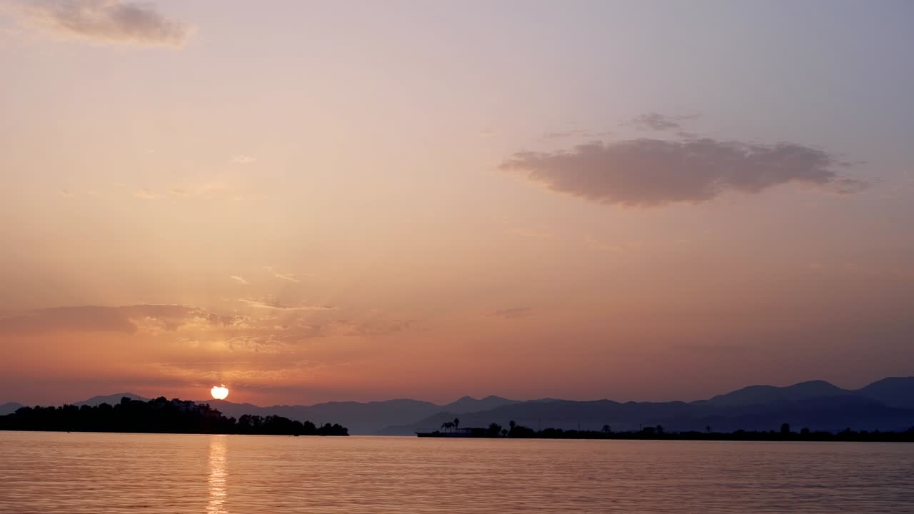 페티헤 해변에서 해가 지는 모습 바다 위를 뛰어다니는 물고기